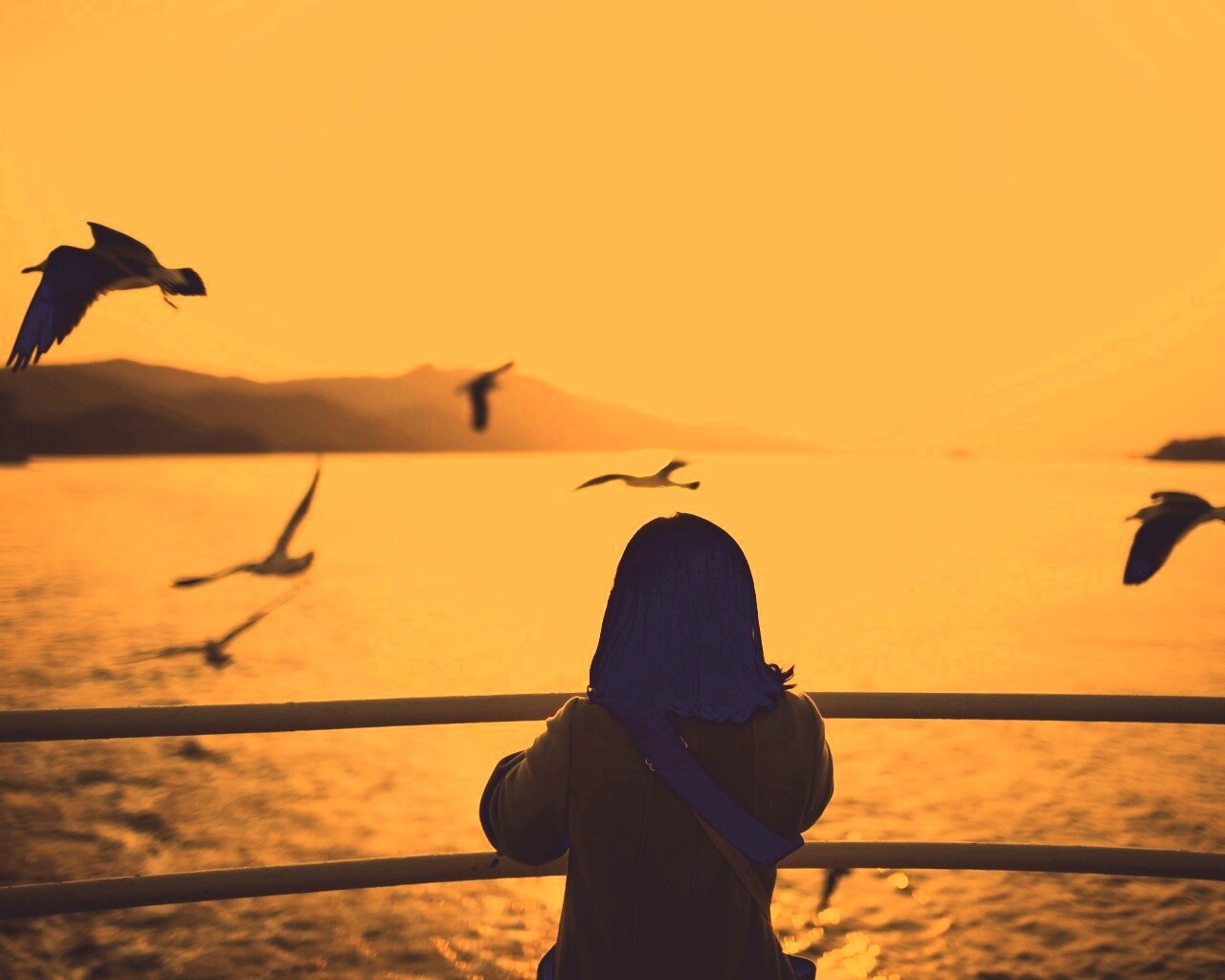 Девочка глядит на озеро обои