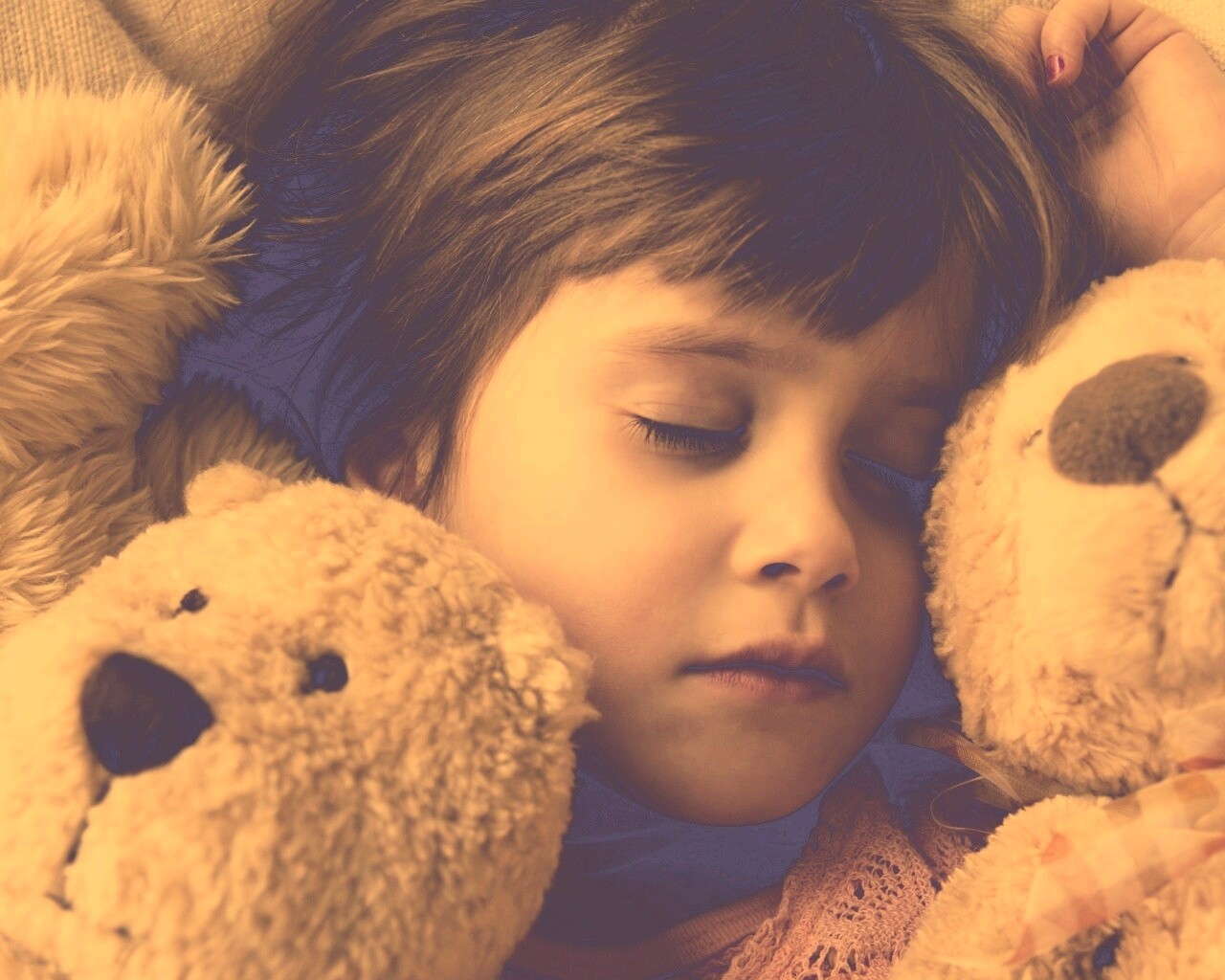 Девочка спит с мишками в обнимку обои