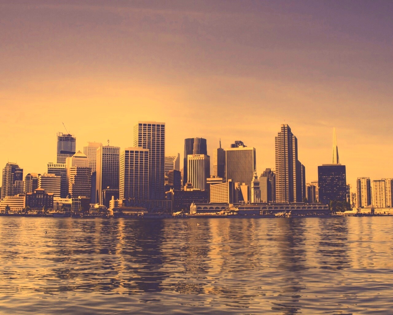 Небоскребы на береговой линии обои