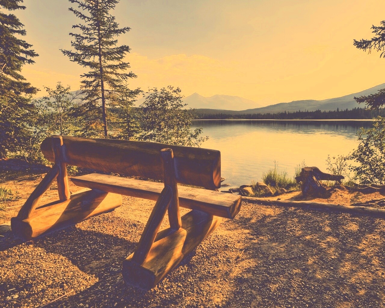 Деревянная скамья на берегу озера обои