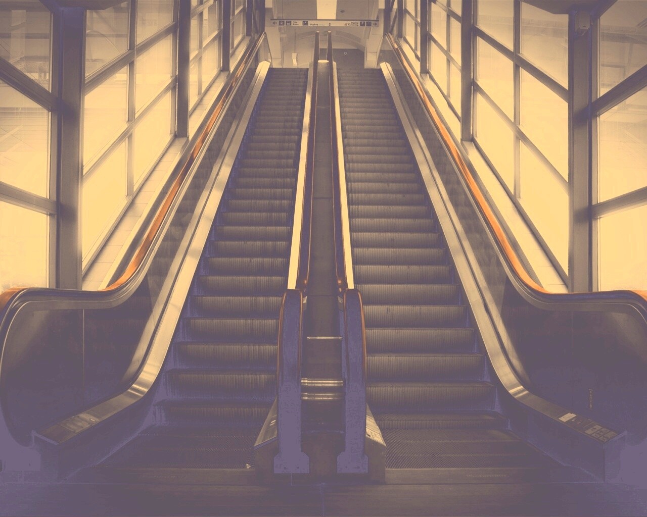 Эскалаторы снизу обои
