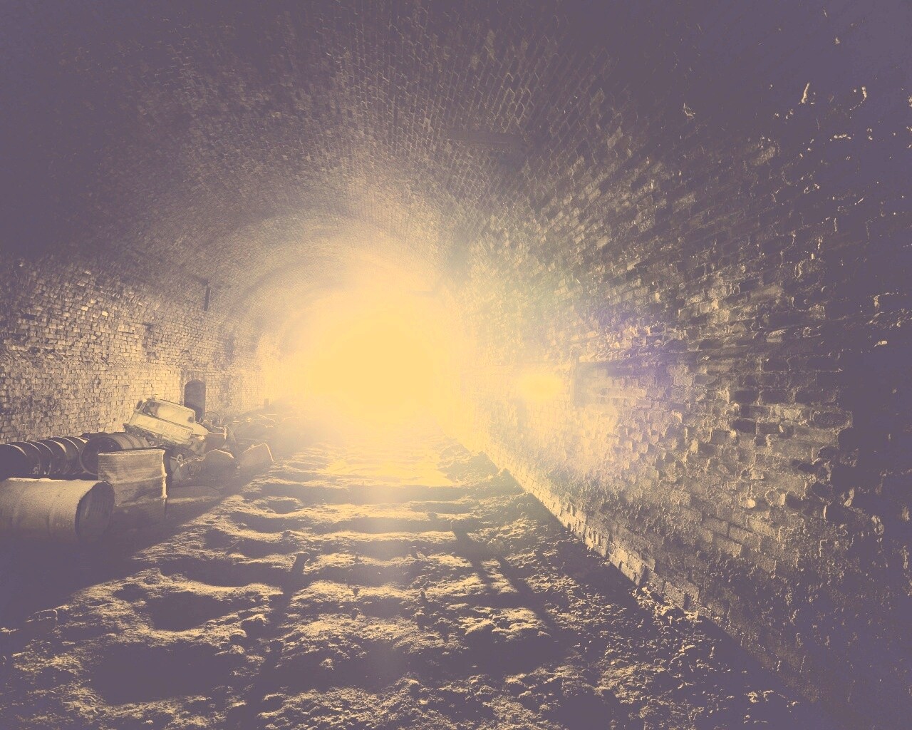 Захламленный тоннель обои