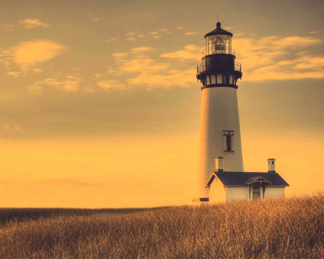 Маяк в поле обои