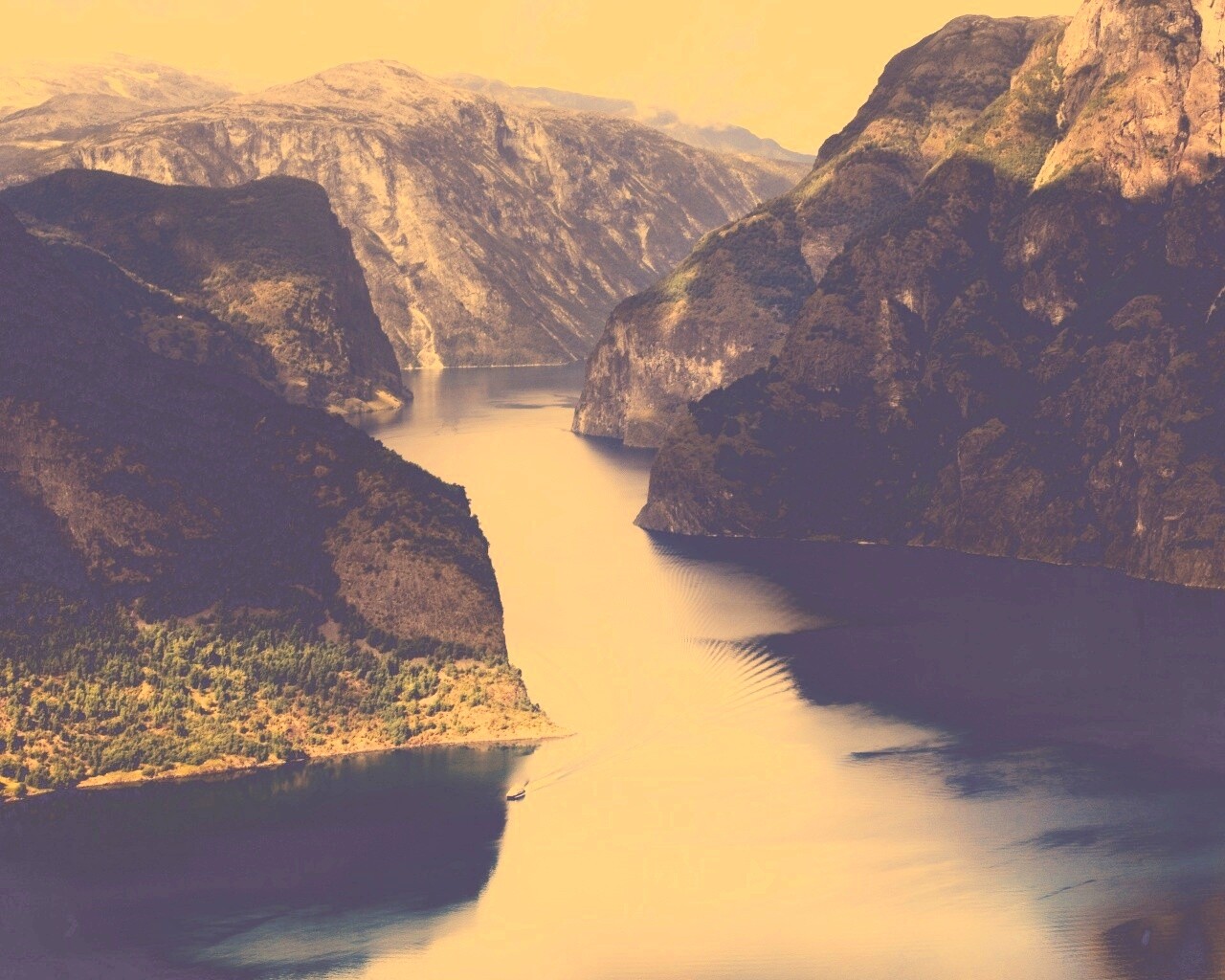 Лодка на реке среди высоких гор обои