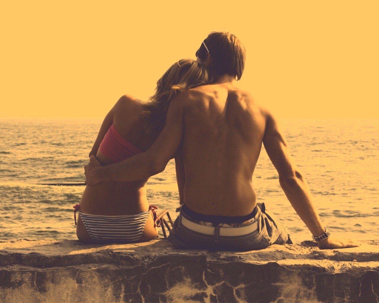 Девушка и парень у моря обои