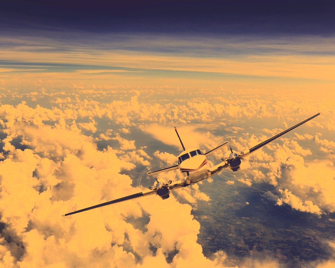 Самолет над облаками обои