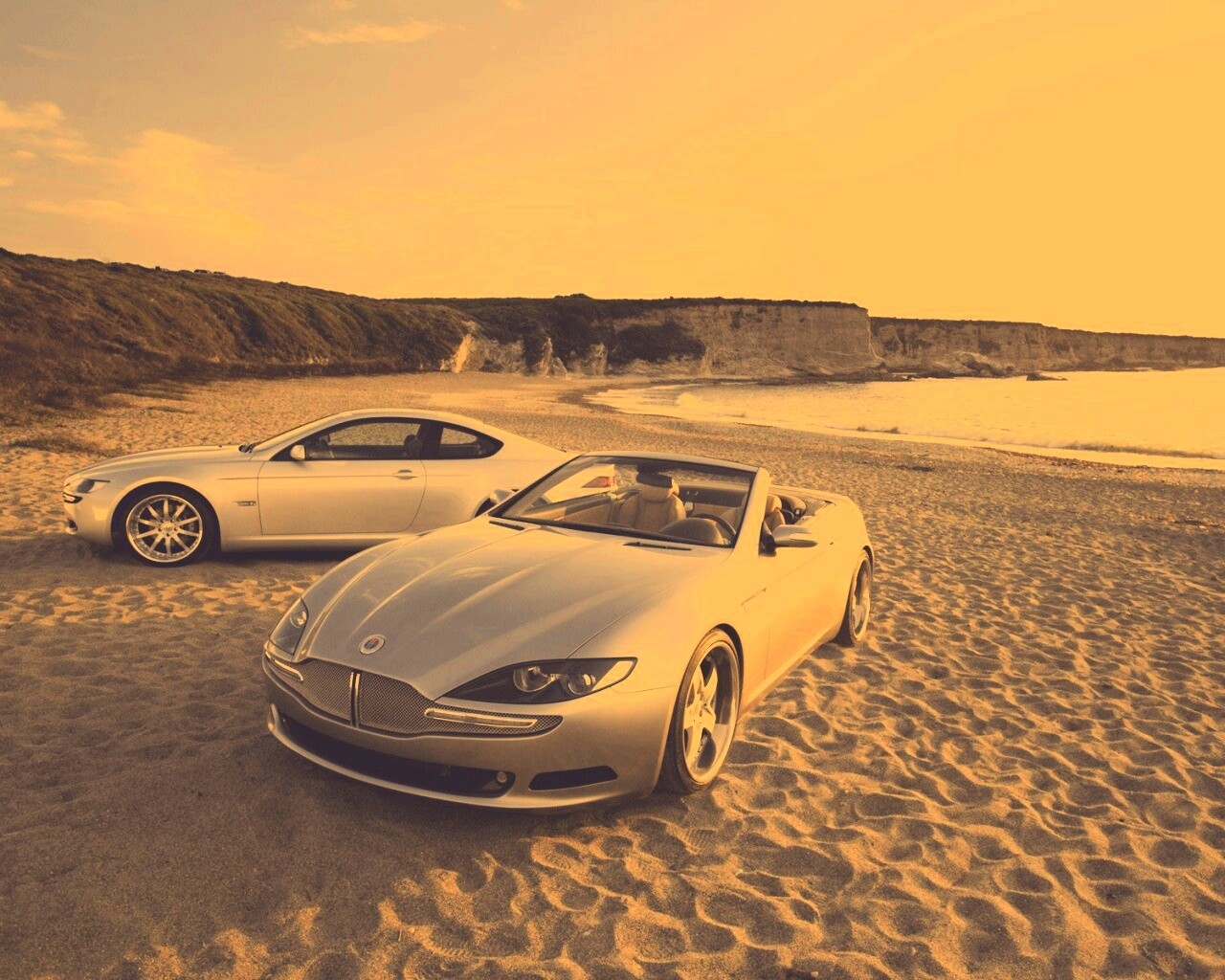 Два спорткара на берегу моря обои