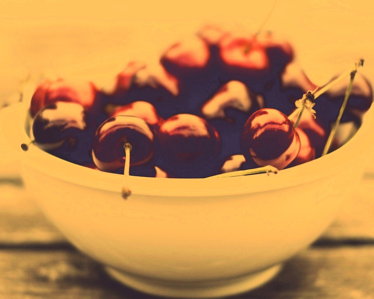 Миска спелой черешни обои