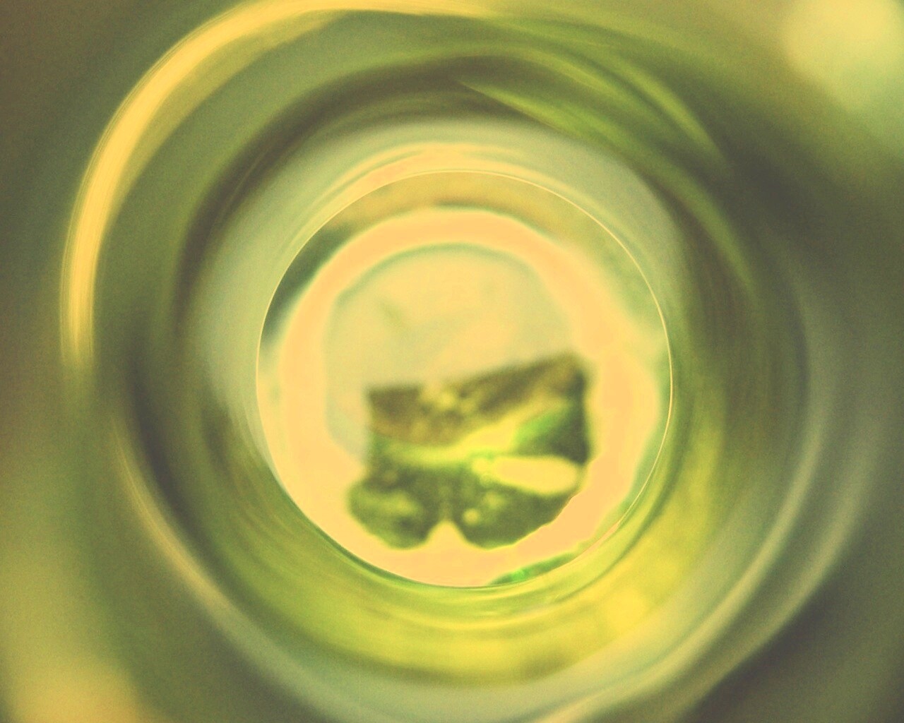 Зеленая бутылка обои