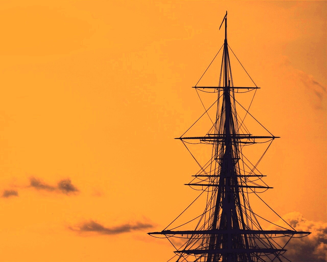 Мачта корабля на фоне неба обои