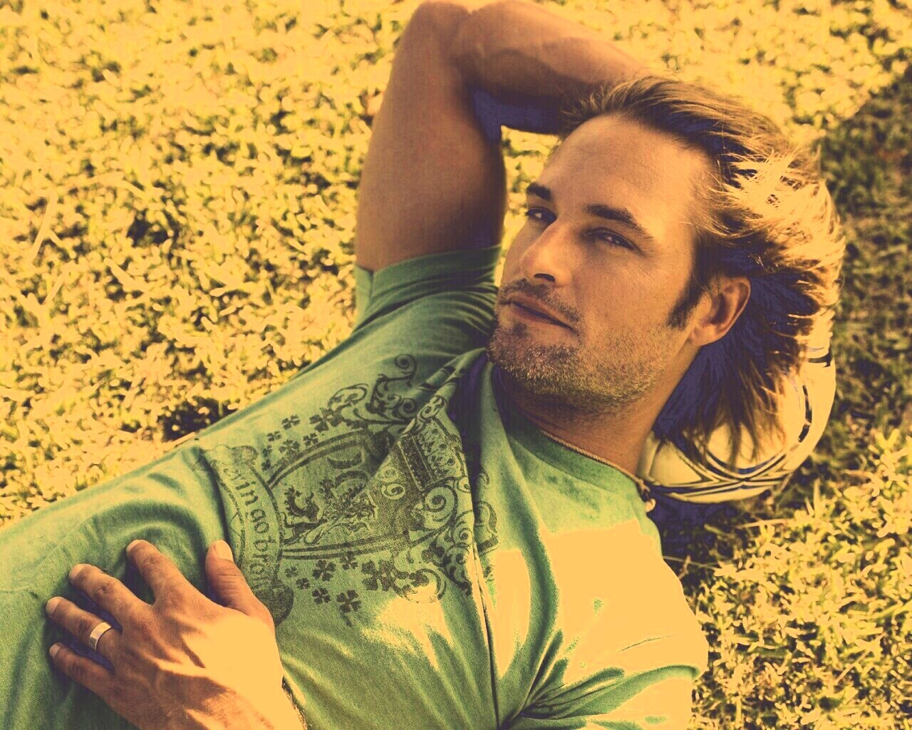 Джош Холлоуэй с мячом обои