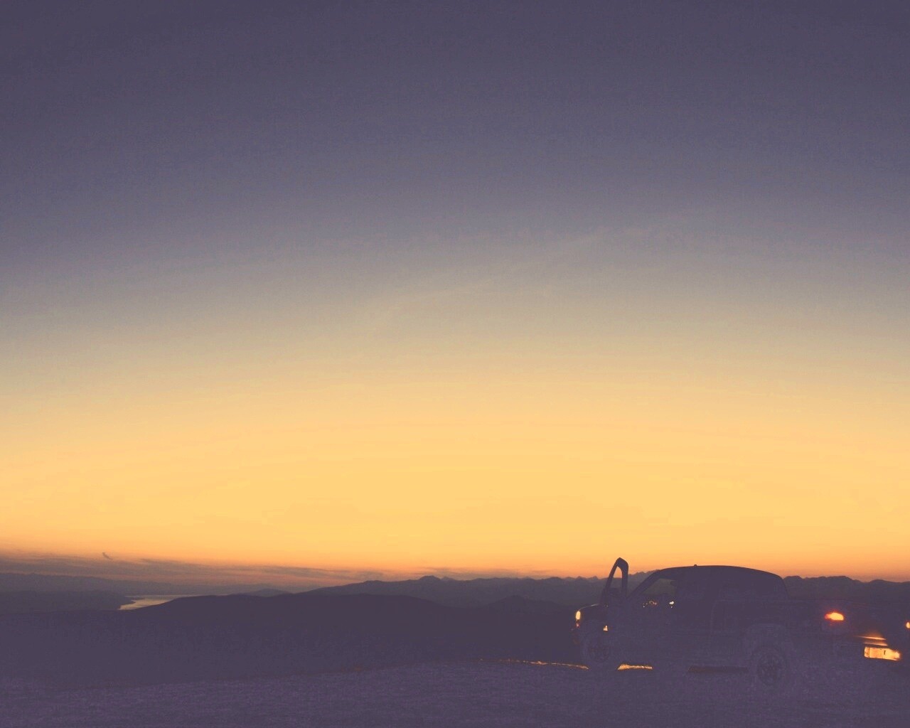 Авто на фоне заката обои