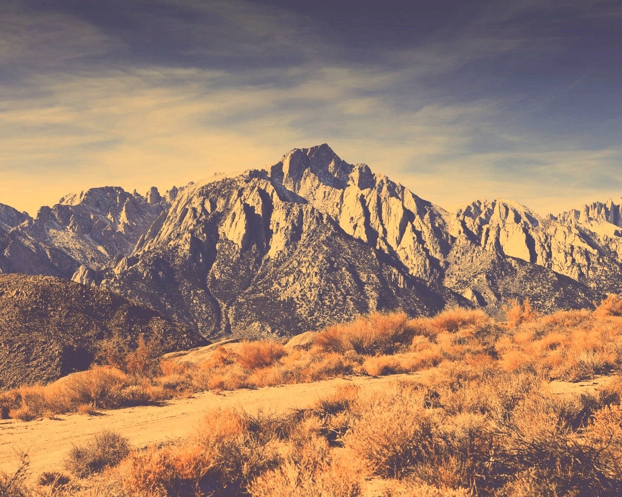 Горы у пустыни обои