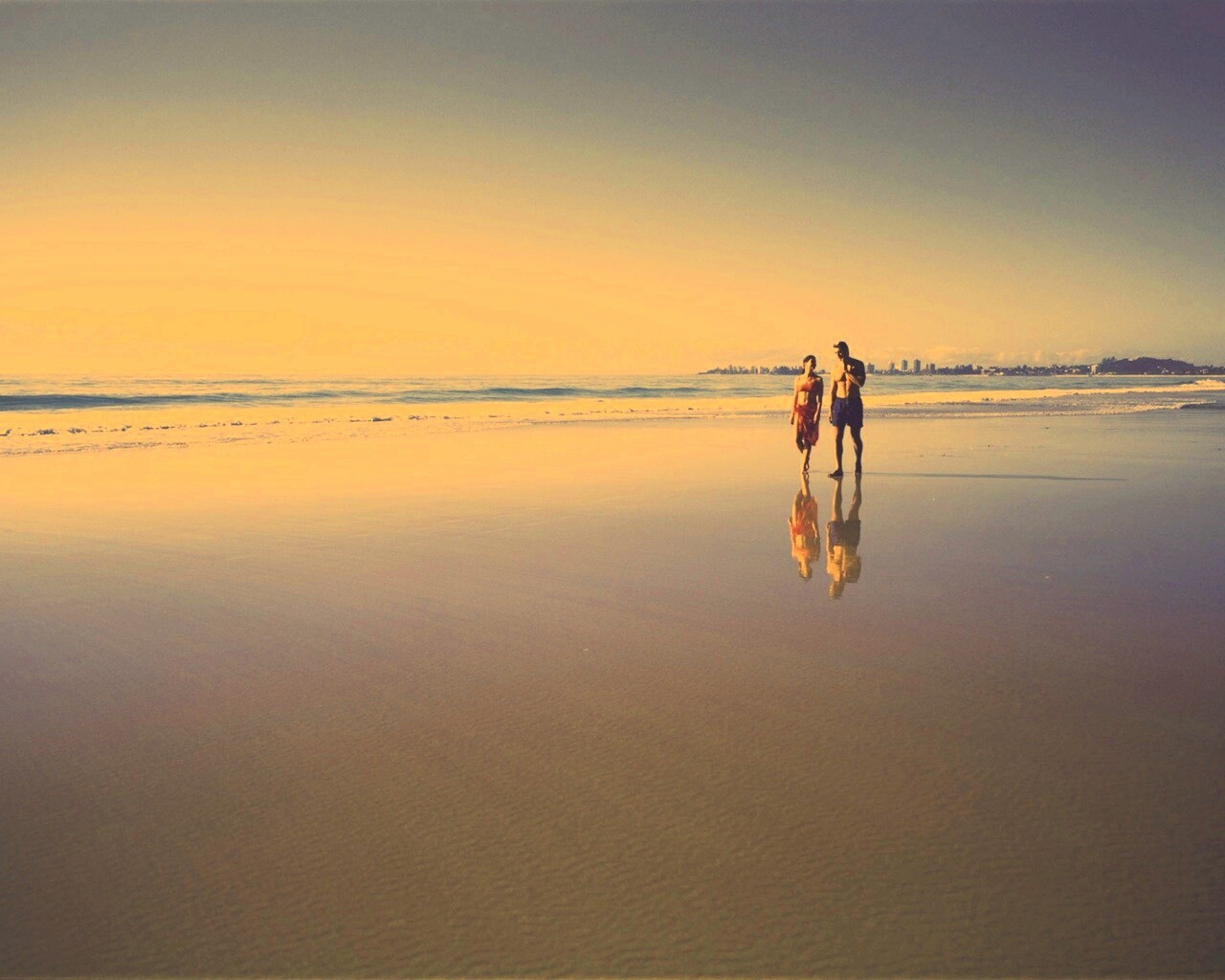 Прогулка у моря обои