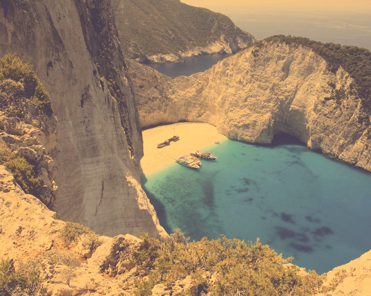 Яхты в бухте обои