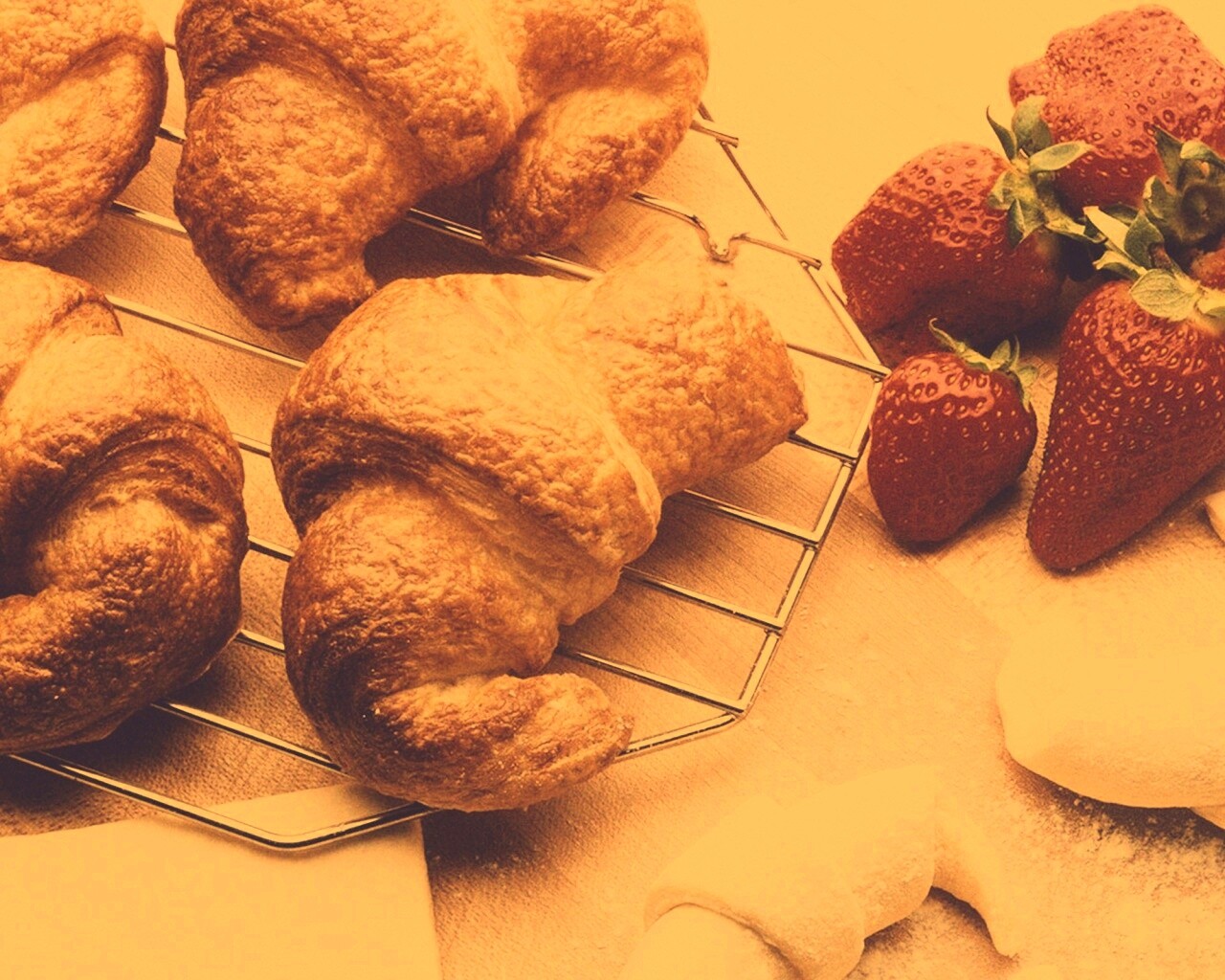 Круассаны с клубникой обои