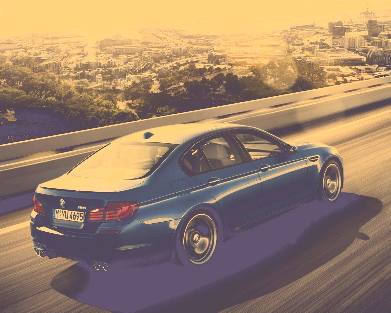 BMW F10 M5 на скоростной автостраде обои