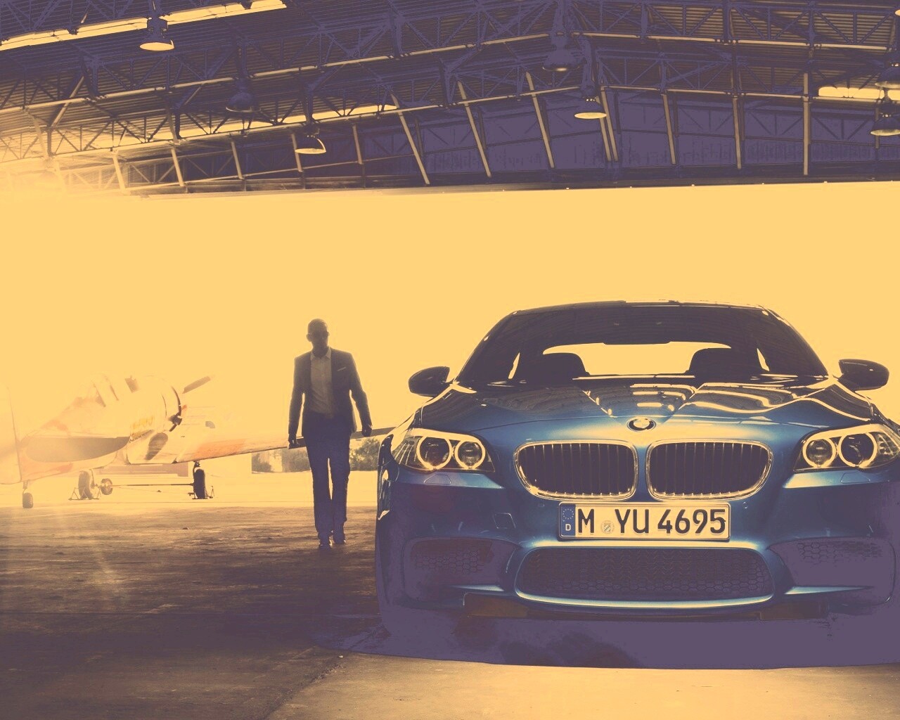 BMW F10 в ангаре обои