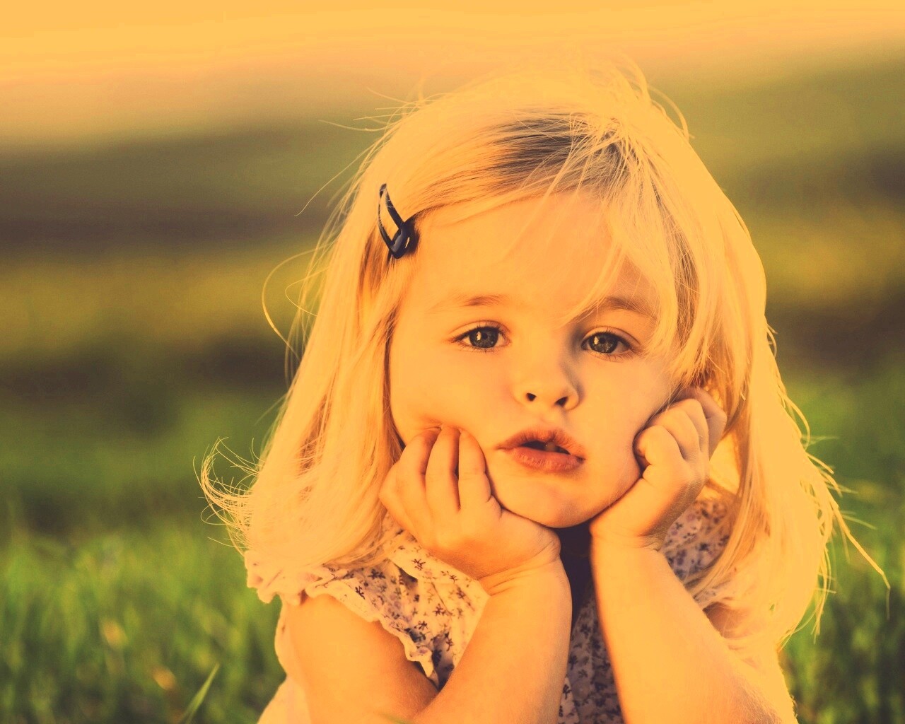 Малышка грустит обои