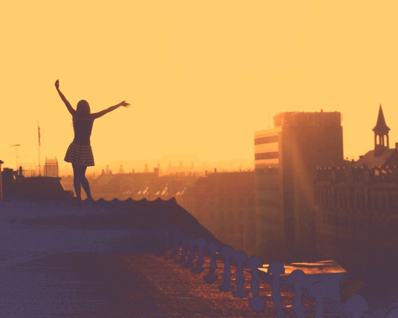 Девушка на крыше обои