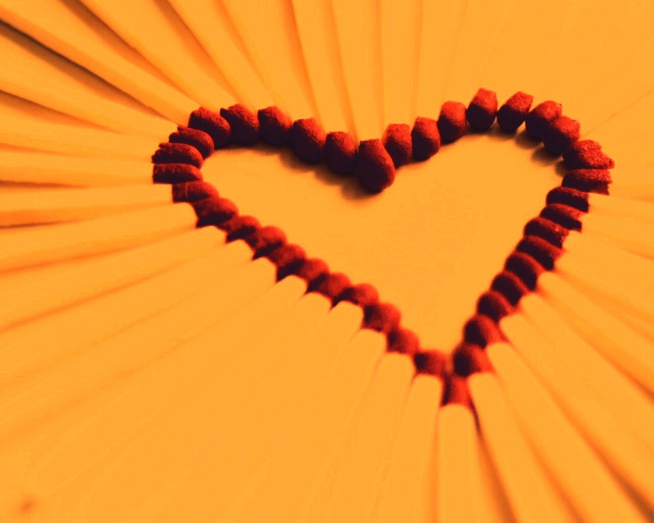 Сердечко из спичек обои