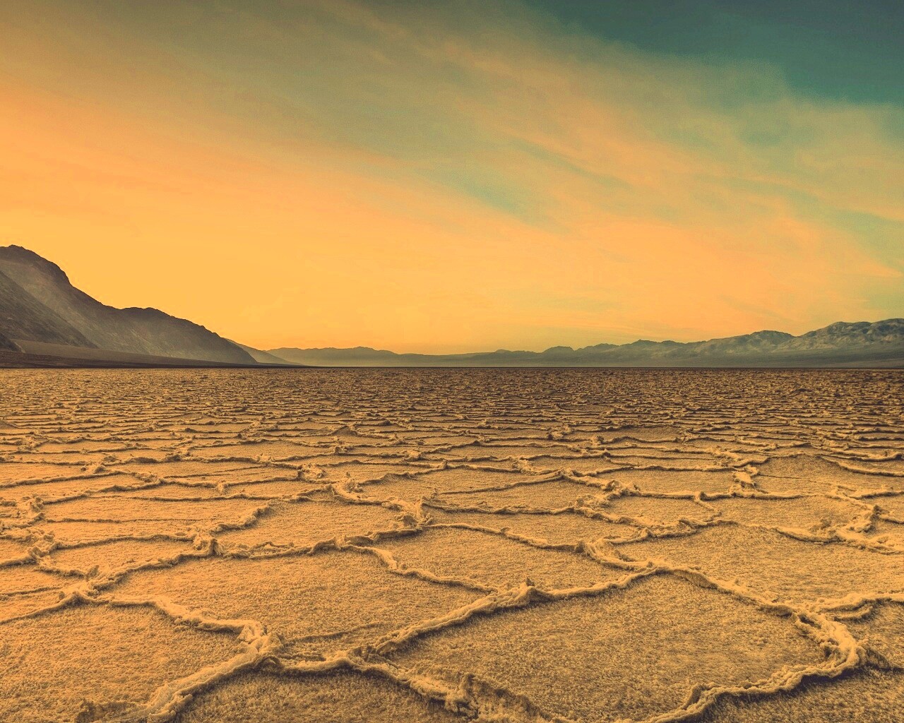Высохшее пустынное озеро обои