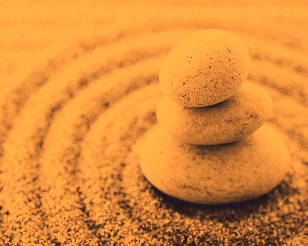 Пирамидка в саду камней обои