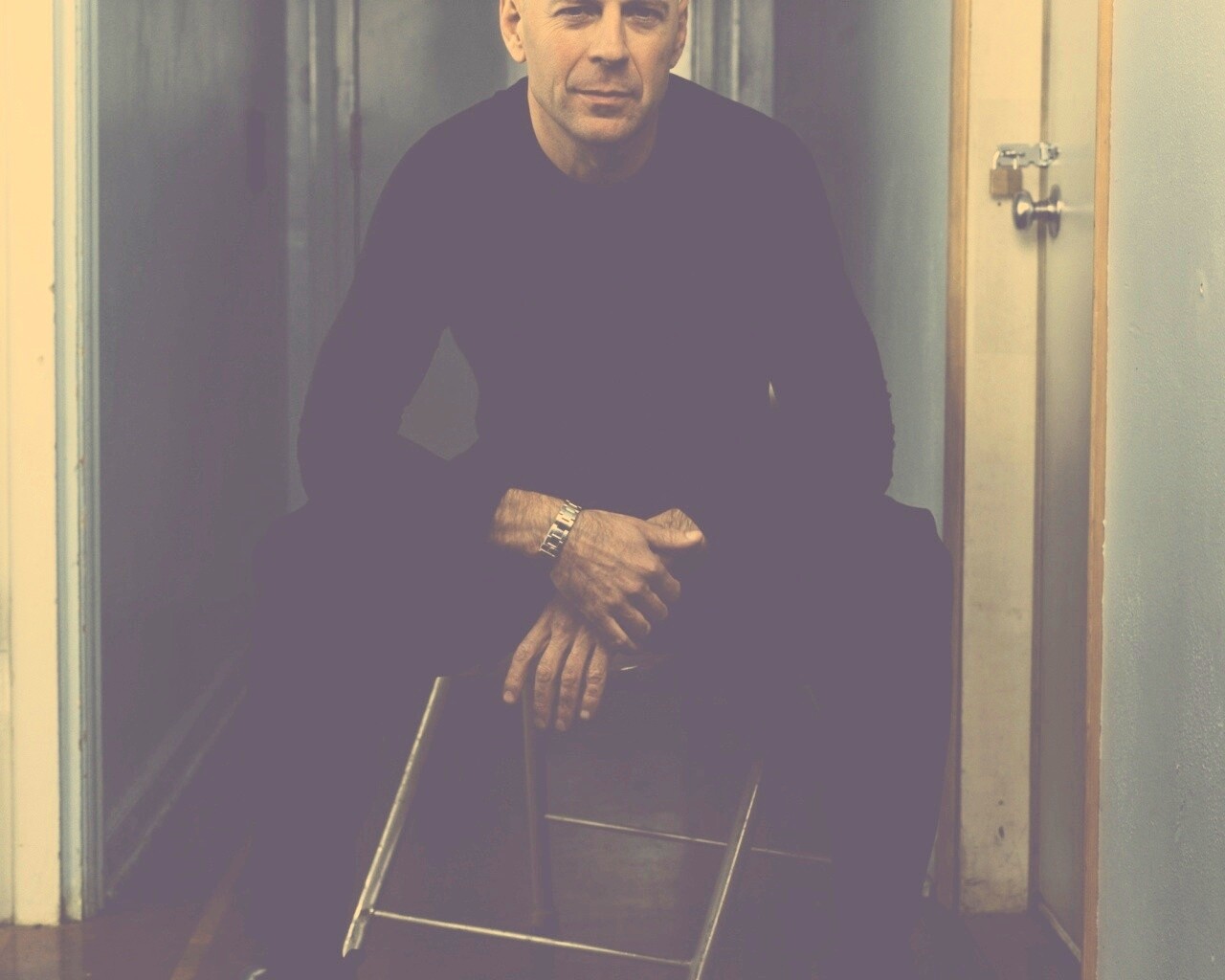 Брюс Уиллис на раскладном стуле обои