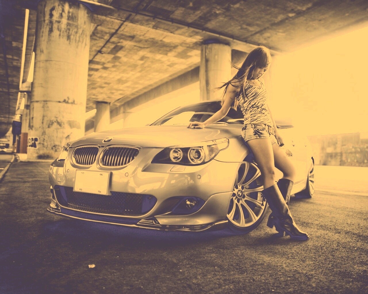 Девушка у BMW обои