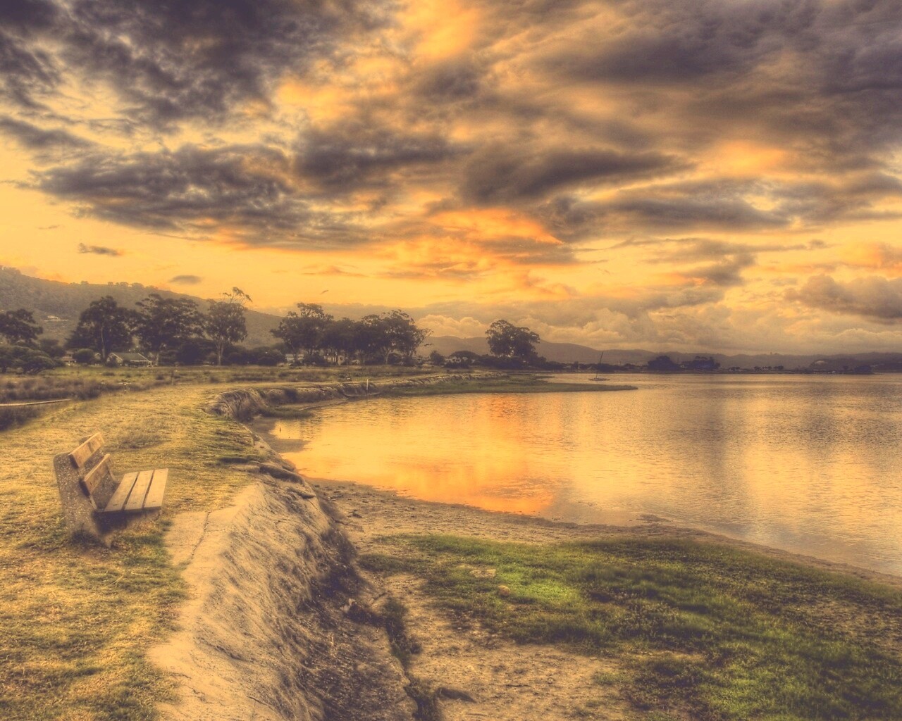 Скамейка у озера обои