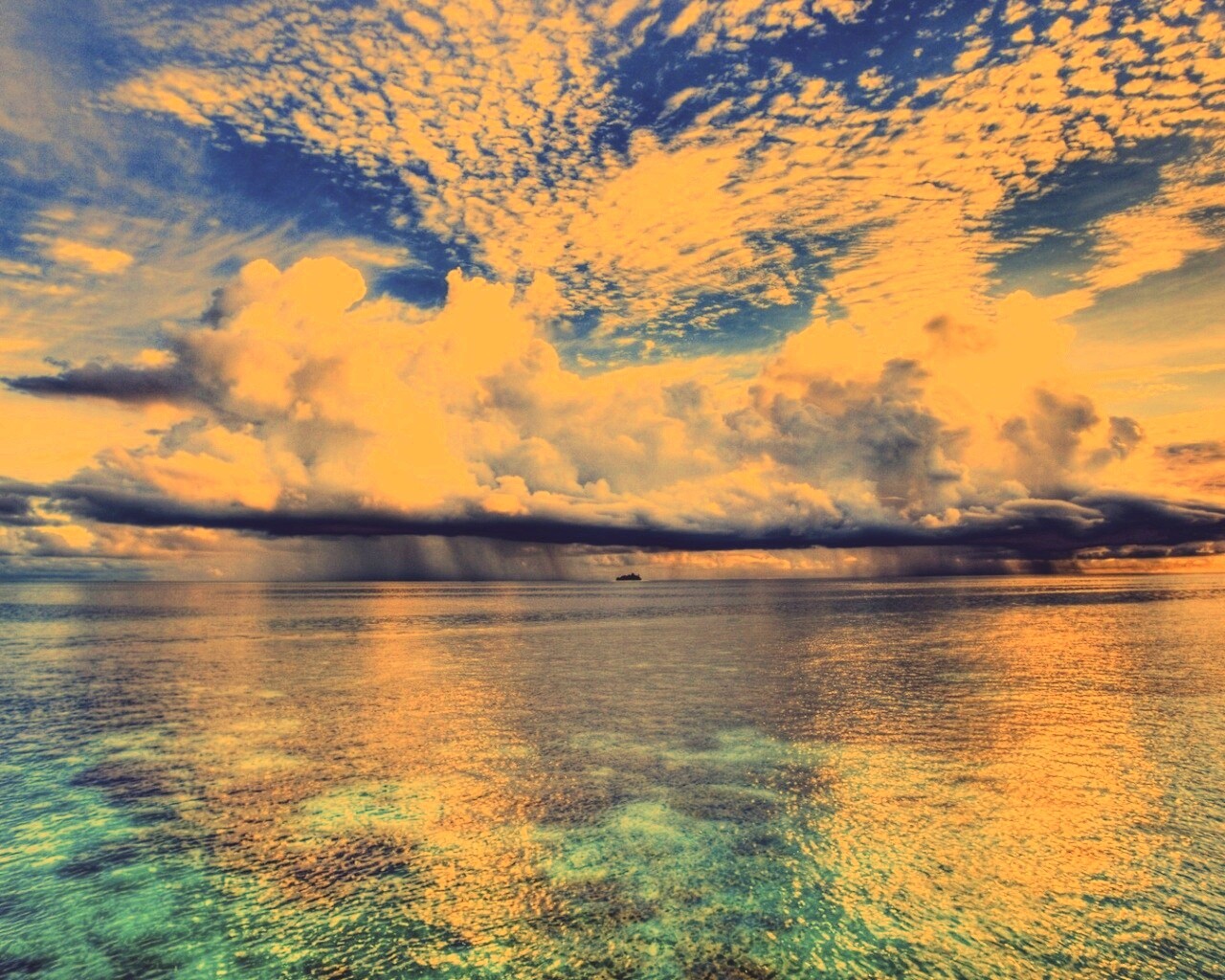 Тучи над морем обои