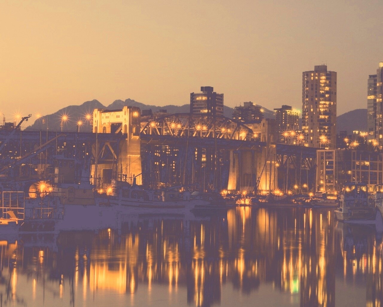 Мост и катера на закате обои