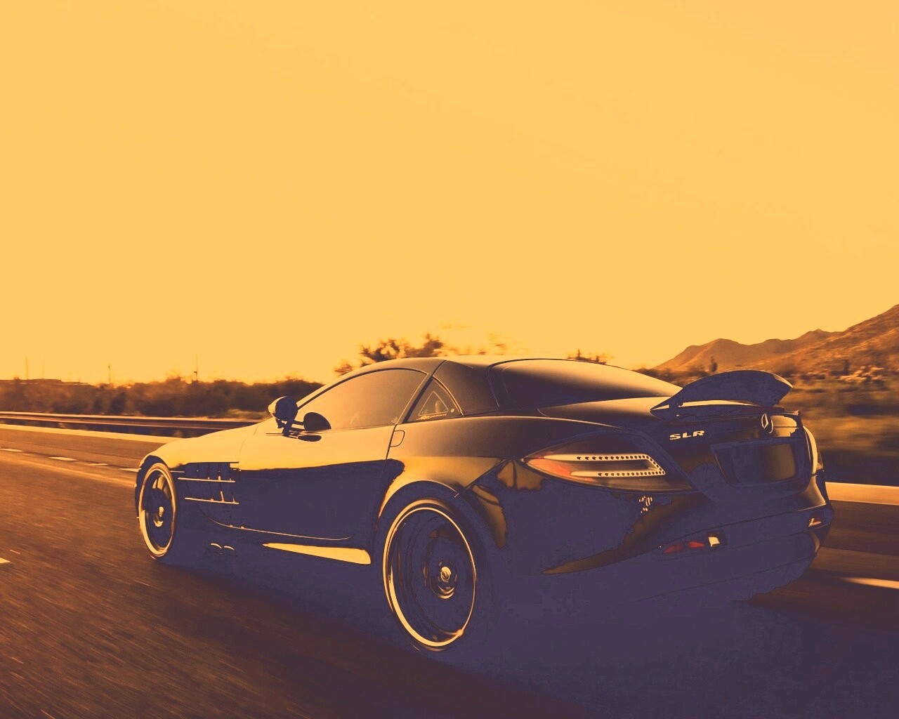 Черный автомобиль уезжает в закат обои