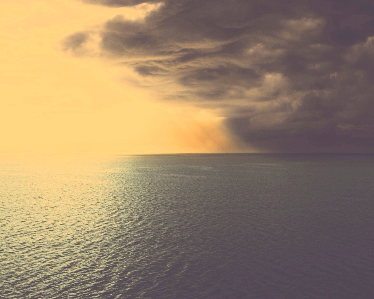 Синее море и грозные тучи обои