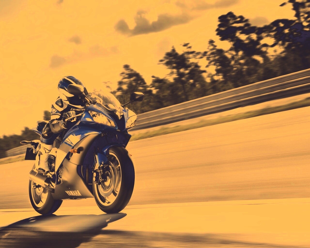 Мотоциклист на треке обои