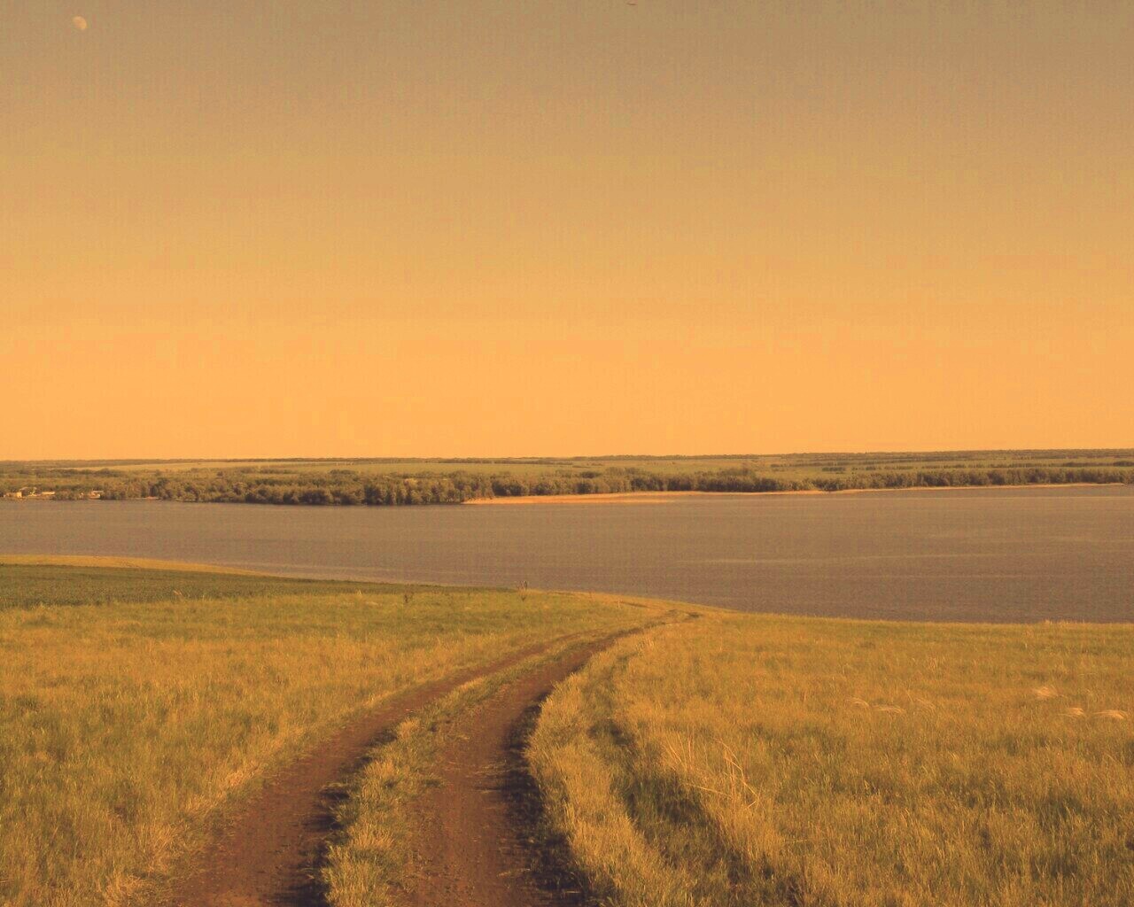 Дорога спускается к воде обои