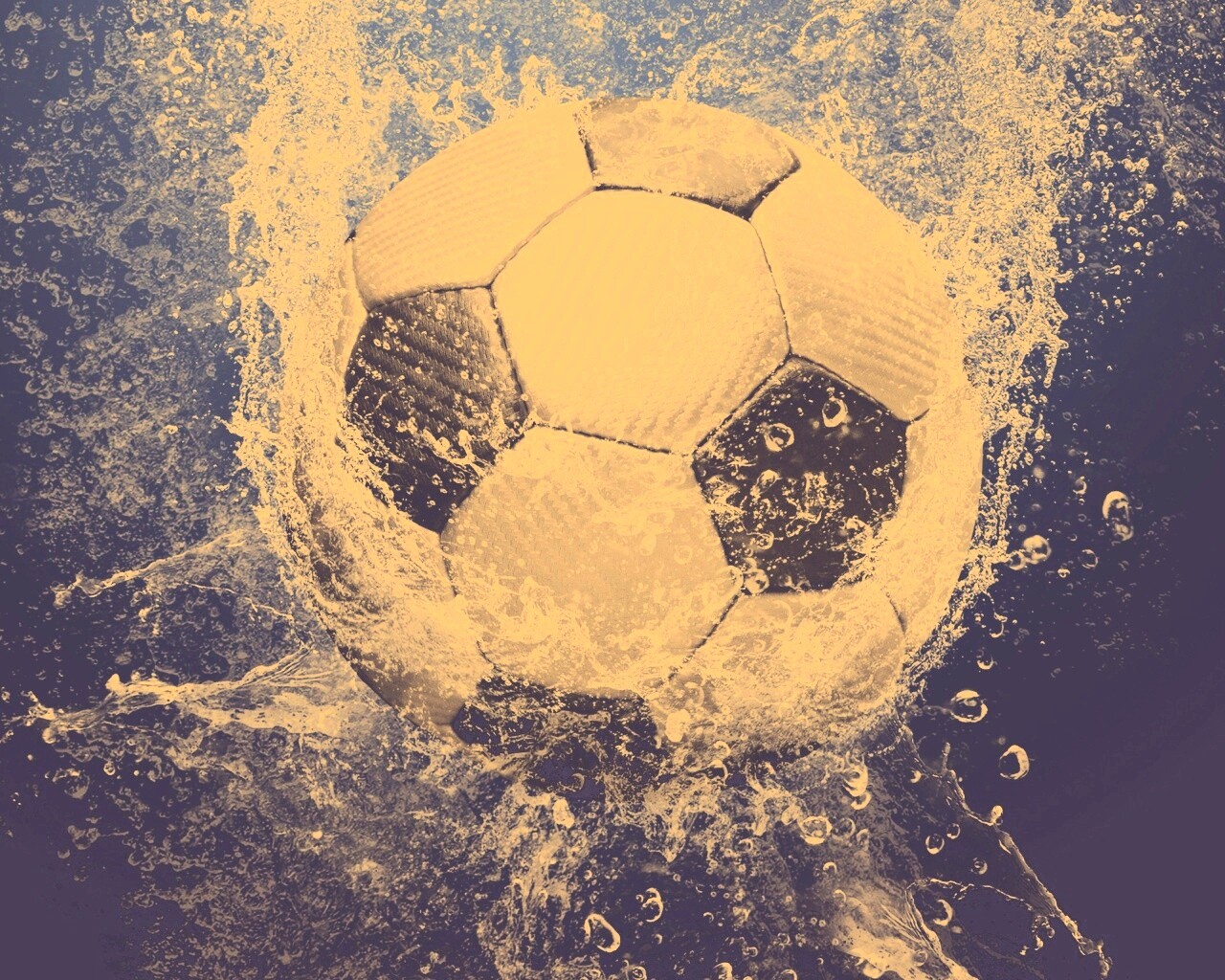 Футбольный мяч в воде обои