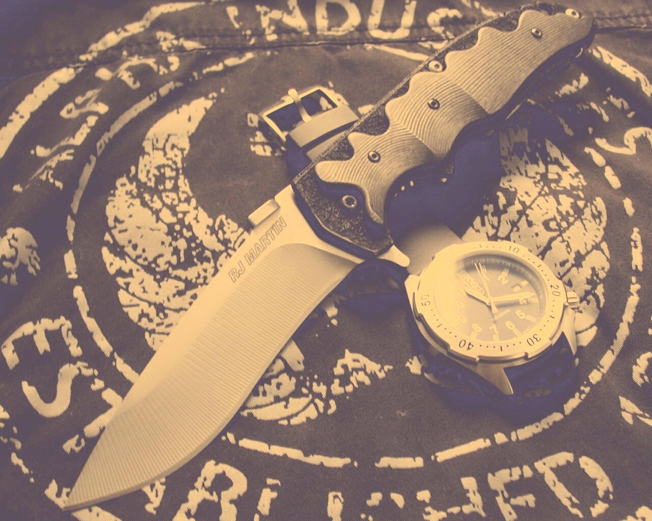 Солдатские часы и нож обои