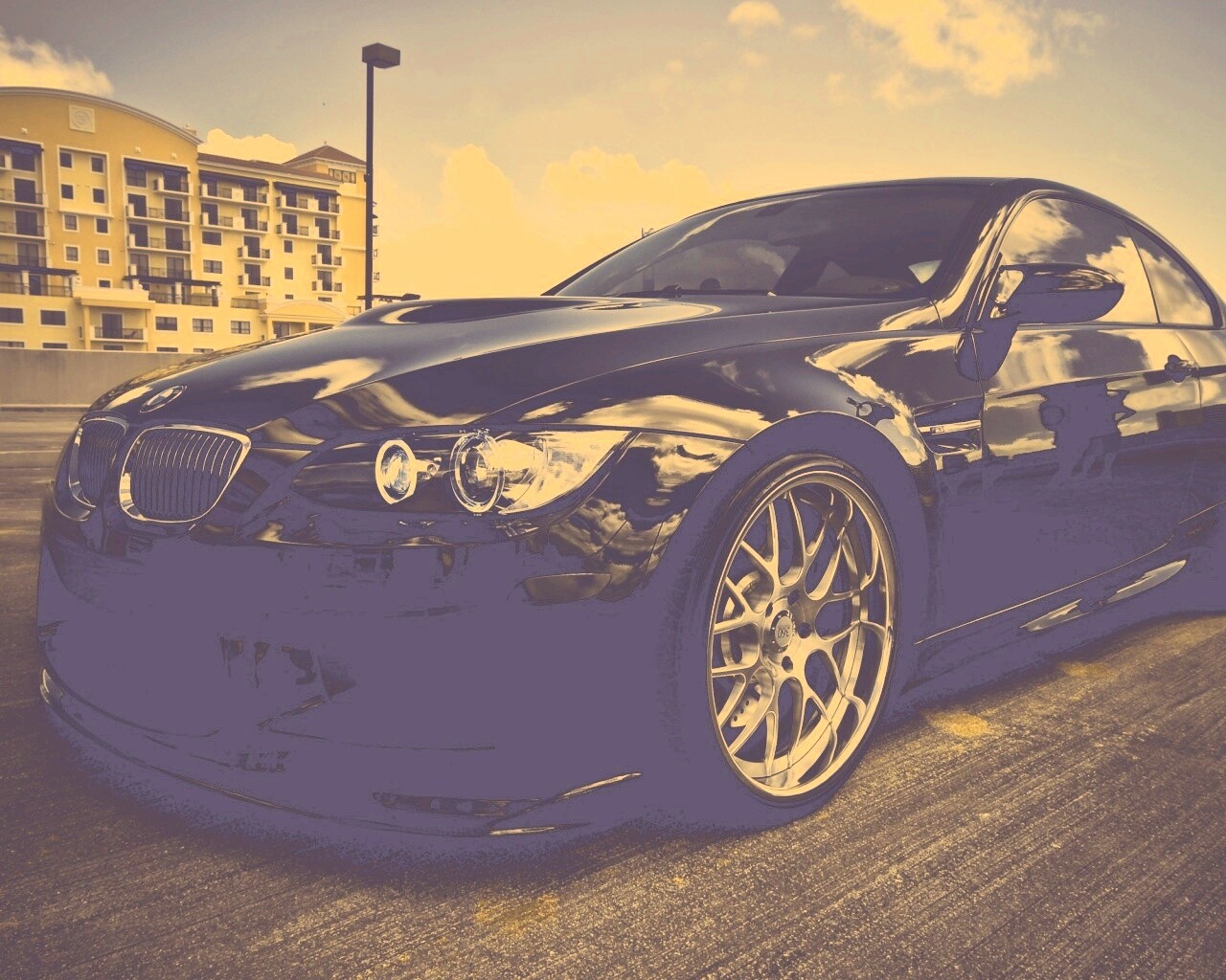 Красивый черный BMW на парковке обои