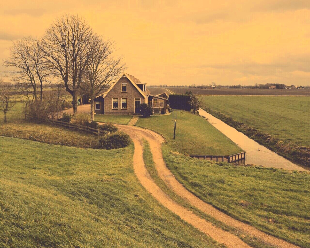 Дом в поле обои