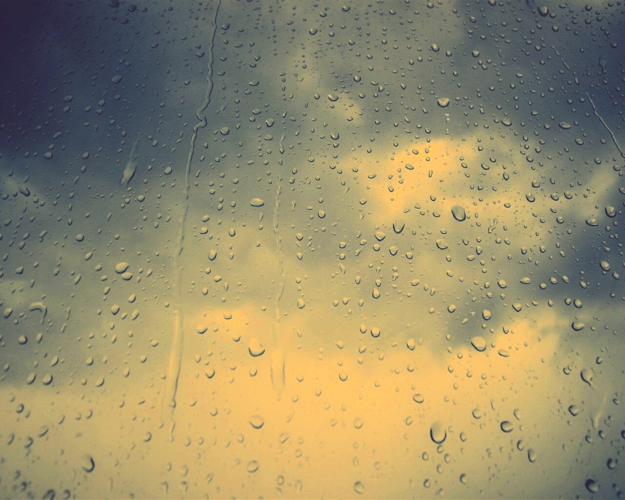 Капли на стекле обои
