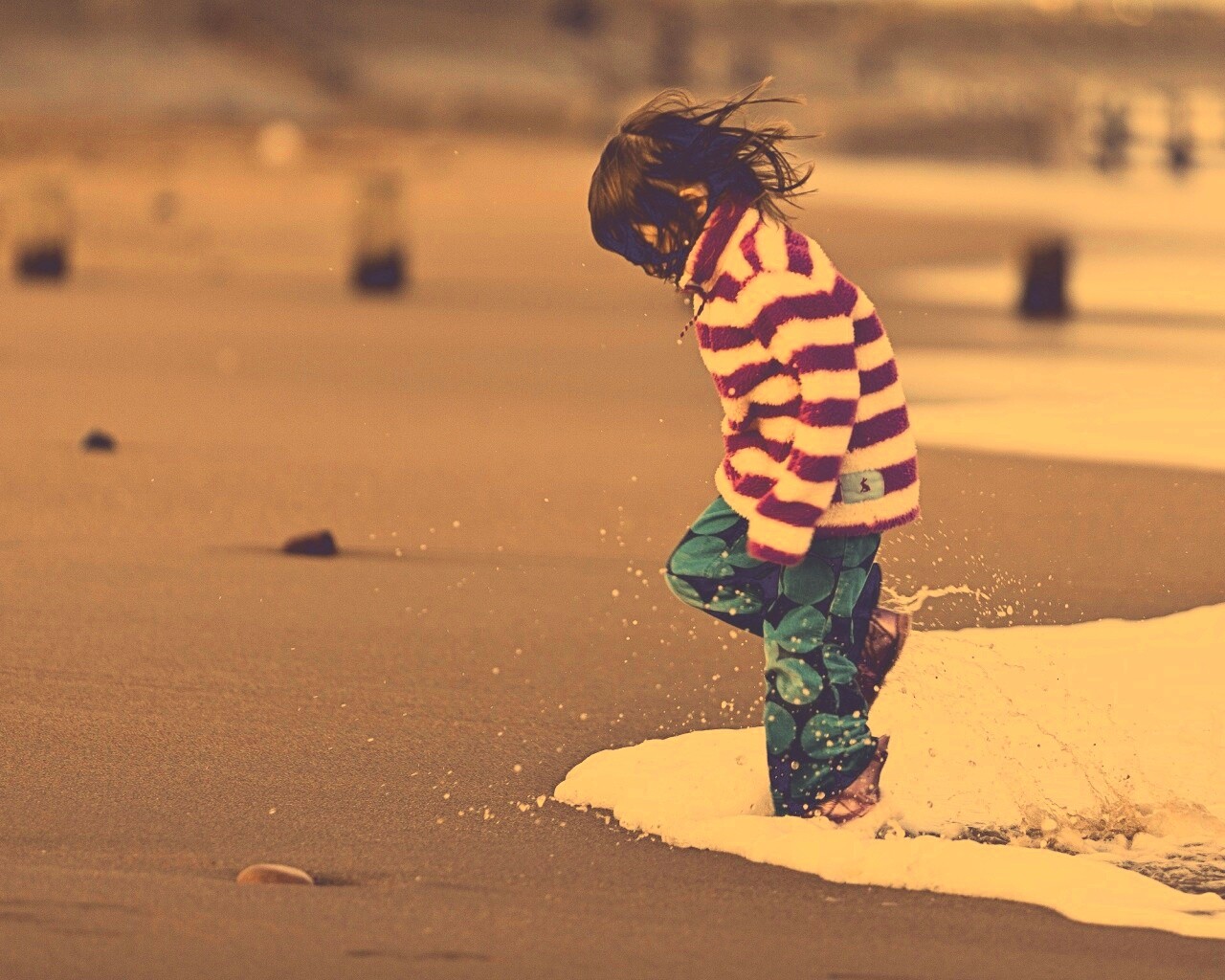 Ребенок и волна обои