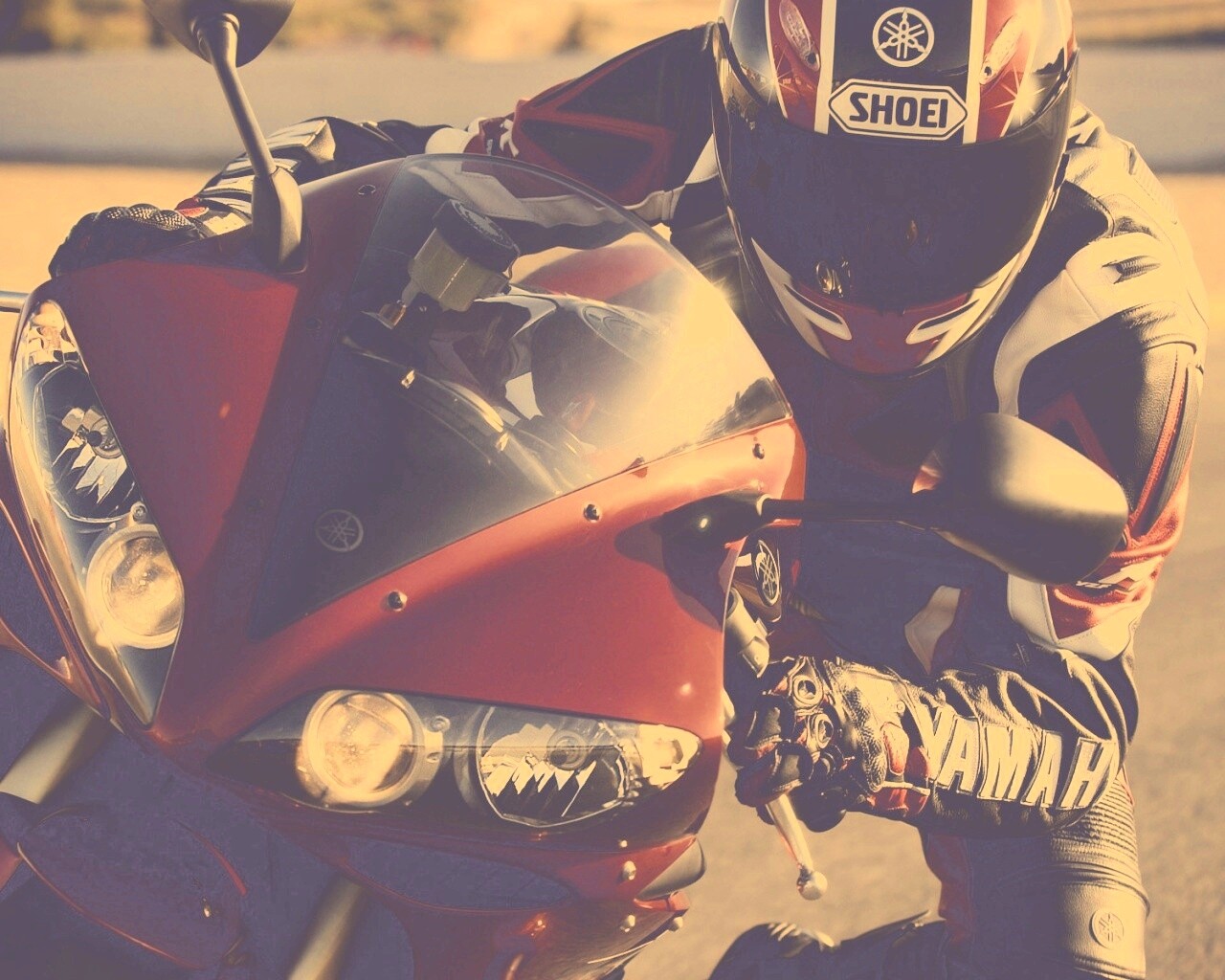 Мотоциклист на красной ямахе обои