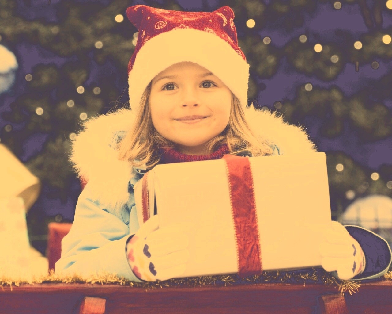 Ребенок с подарком обои