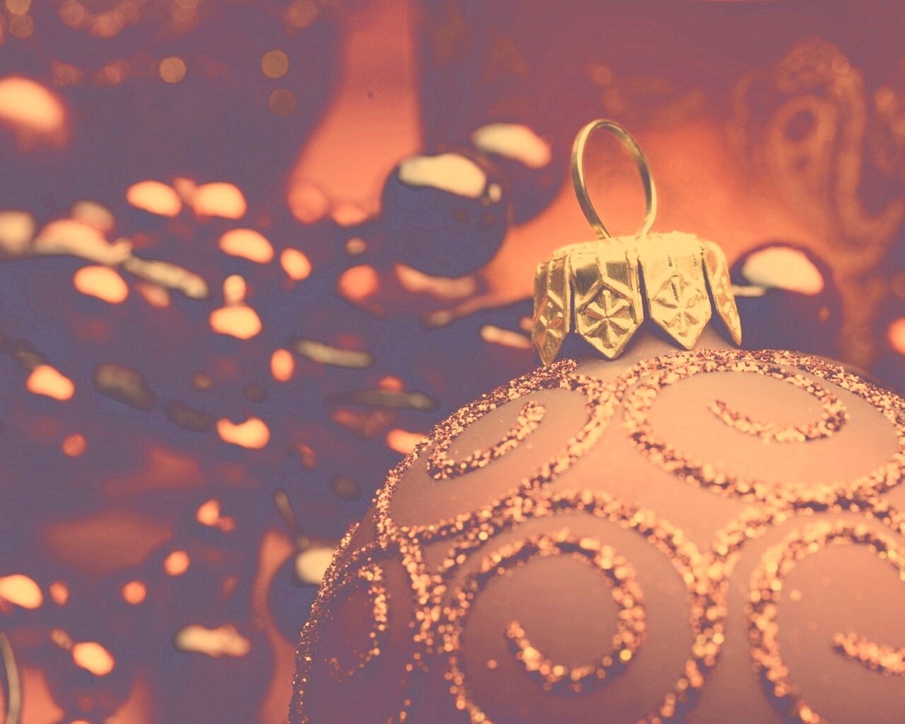 Красная ёлочная игрушка обои