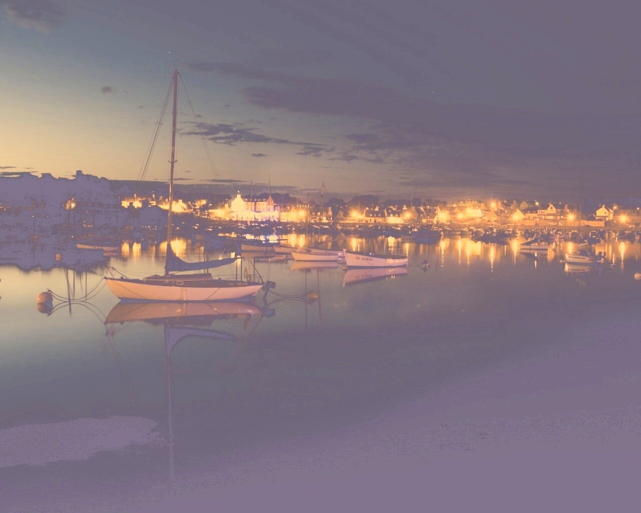 Лодки на вечерней воде обои