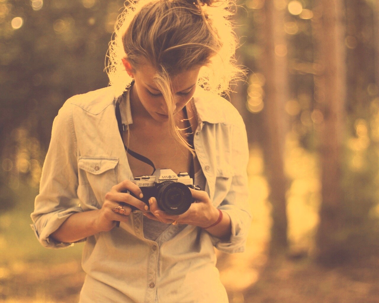 Девушка-фотограф обои