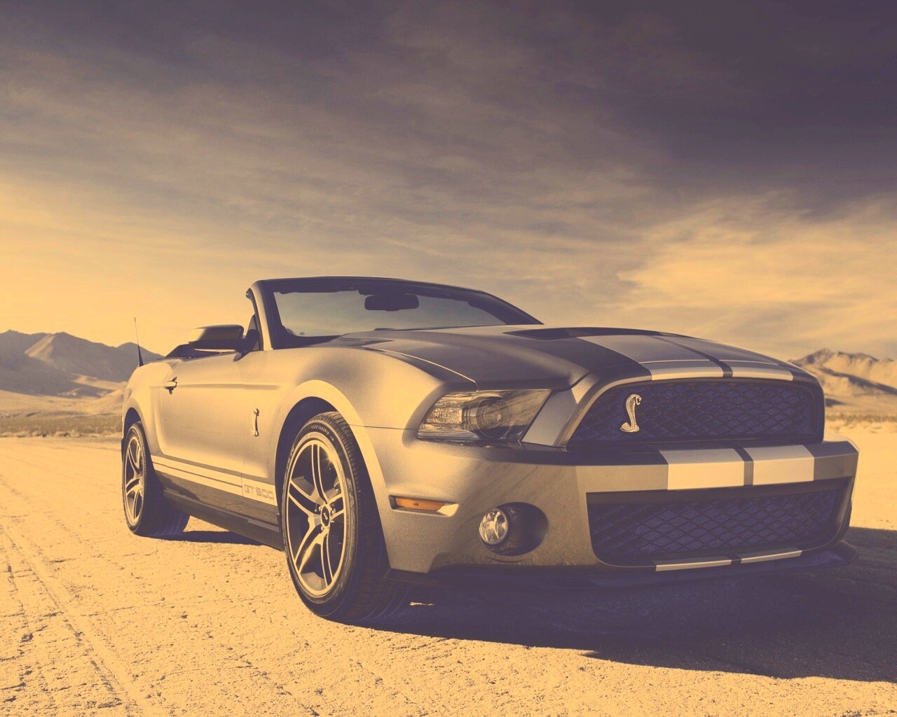 Ford Mustang на фоне гор обои