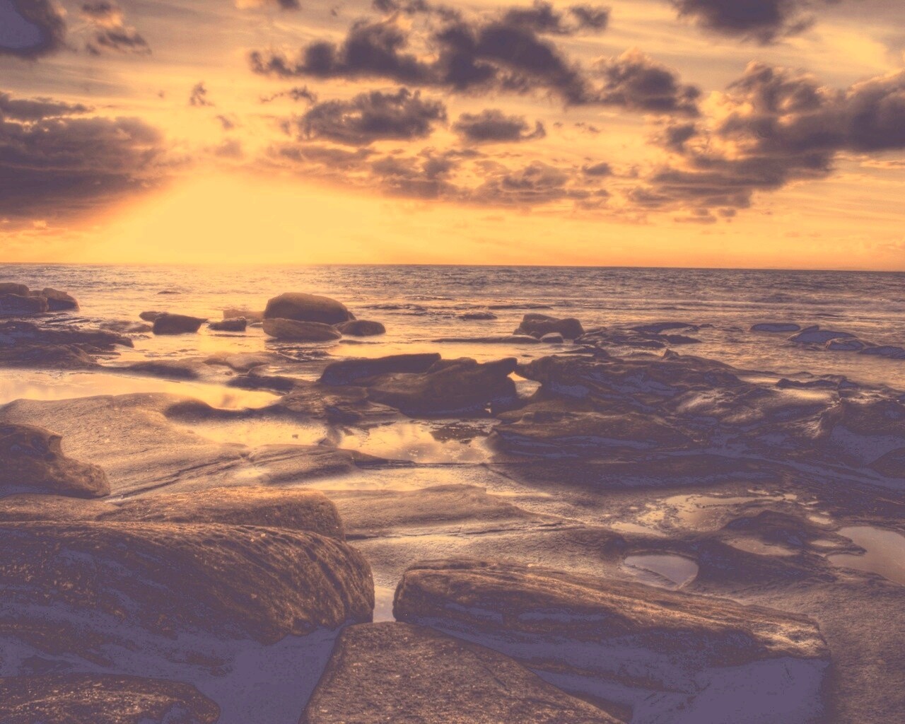 Каменистый берег на закате обои