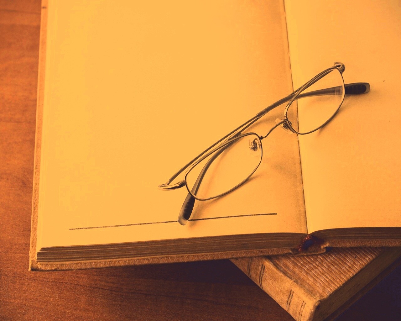 Очки и блокнот обои